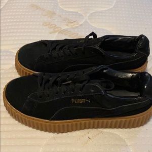Athletic shoes